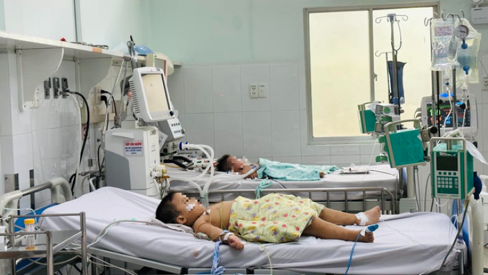 Bệnh viện ở TP.HCM áp lực trước số bệnh nhi tay chân miệng tăng cao, nhiều ca thở máy