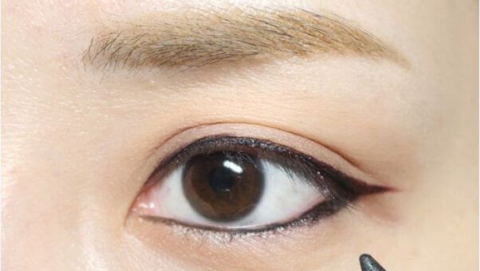 Cách trang điểm để khắc phục mắt xếch