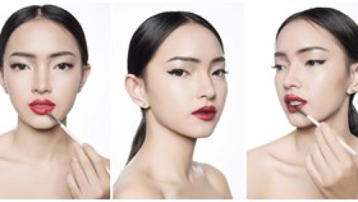 Trang điểm mùa đông: Đẹp quyến rũ với đôi môi màu đỏ thẫm