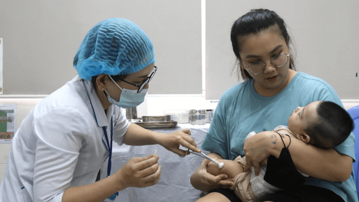 Vắc xin 5 trong 1 về trạm, phụ huynh vui mừng khi trẻ không phải đi tiêm dịch vụ