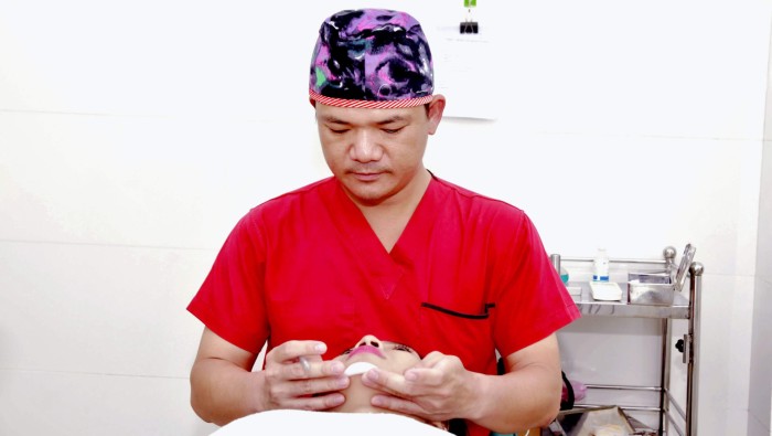 Độn cằm bắt vít: “Cô khách tự chẩn đoán cằm mình có vít”