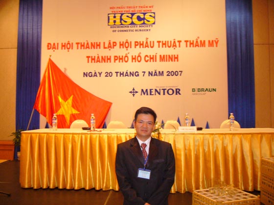Bác sĩ Nguyễn Khanh tại đại hội thành lập Hội Phẫu Thuật Thẩm Mỹ TPHCM năm 2007
