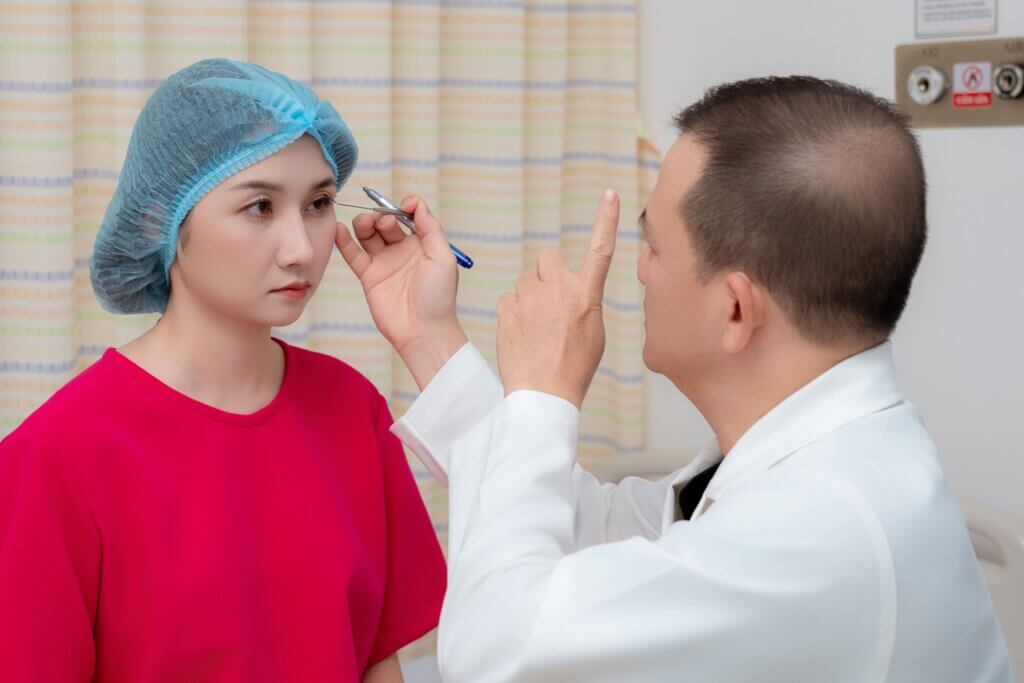 Bác sĩ Nguyễn Khanh trực tiếp thăm khám và đo vẽ trước thực hiện
